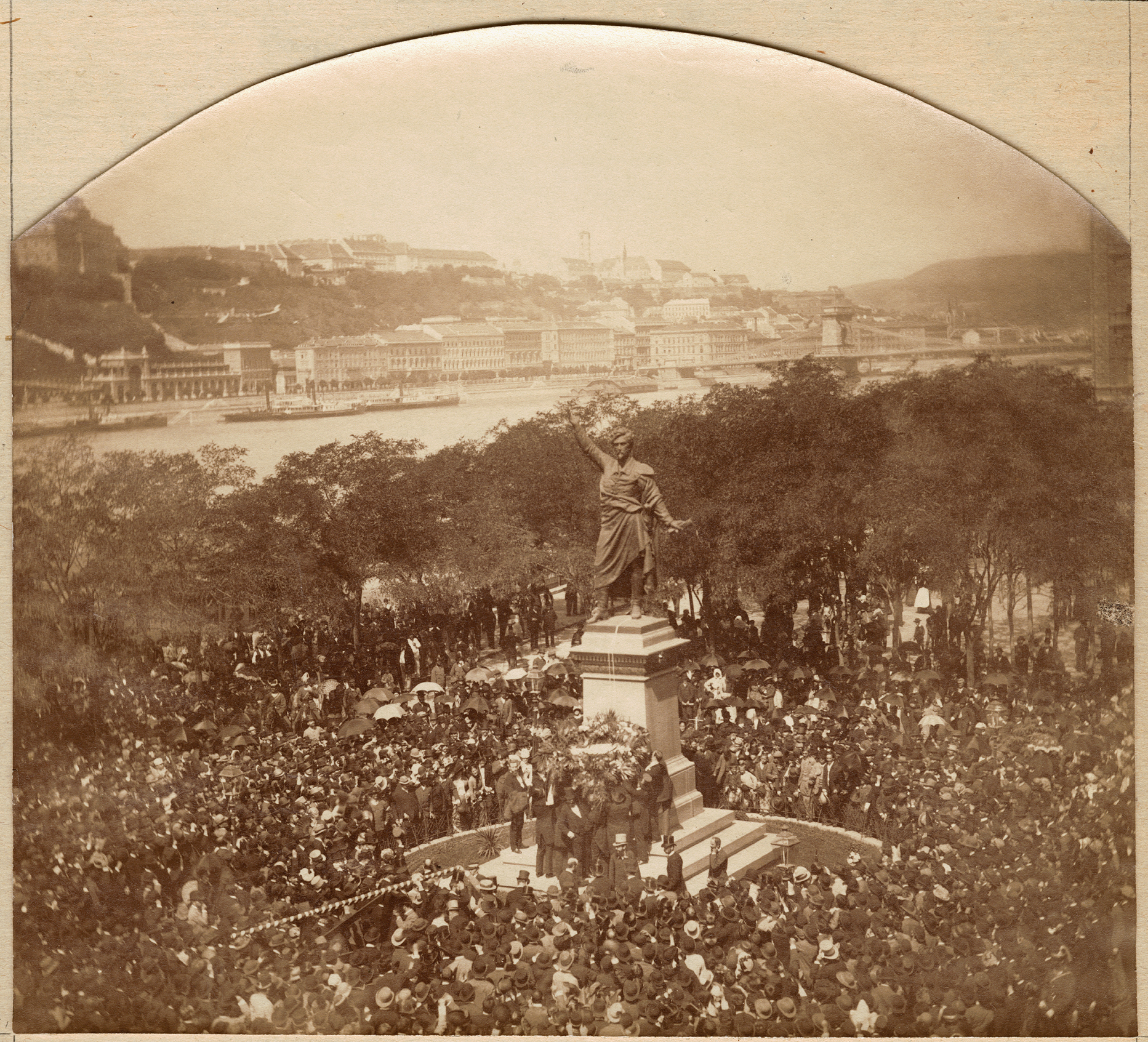 A francia látogatás legünnepibb eseménye, a budapesti Petőfi szobor megkoszorúzása, 1885. aug. 11. (MNM Történeti Fényképtár)