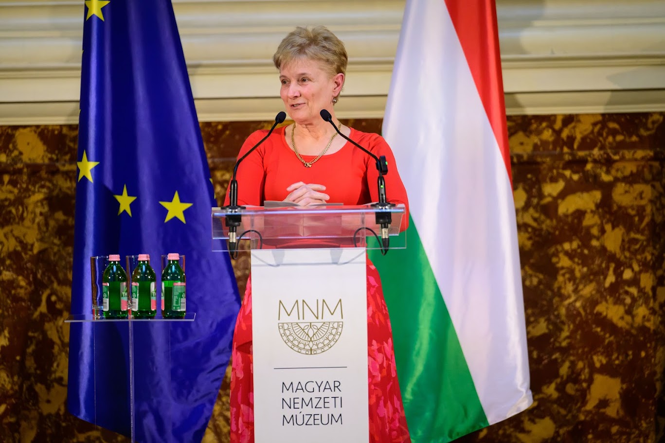 Császtvay Tünde irodalomtörténész a kiállítás kurátora