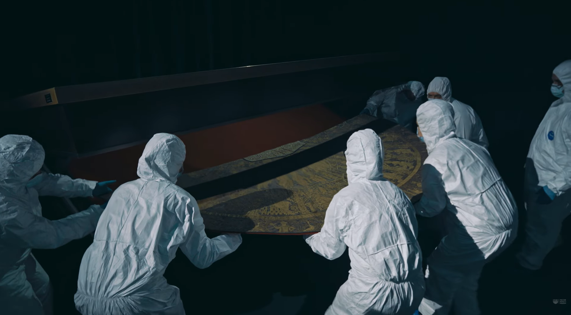 Különleges művelet a Nemzeti Múzeumban, kiemelték vitrinjéből a koronázási palástot