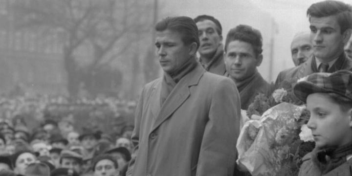 A Londonban győztes magyar labdarúgók (Aranycsapat) érkezése a Keleti pályaudvarra. Az előtérben Puskás Ferenc, Zakariás József, Kocsis Sándor, Budai II. László. Budapest, 1953. december 9. Makai Margit felvétele