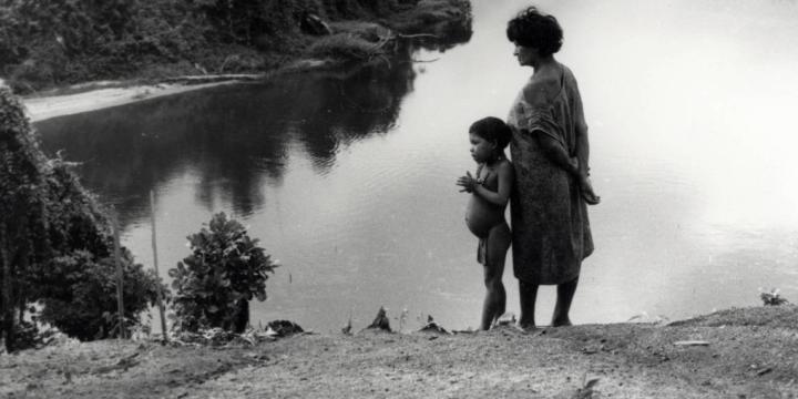 Yekuana nő, gyerekkel a folyóparton, Ata Kandó felvétele, Venezuela, 1961 