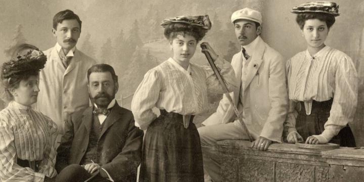 Nyaralók kutyával a fényképész műtermében. Borszék, 1906 