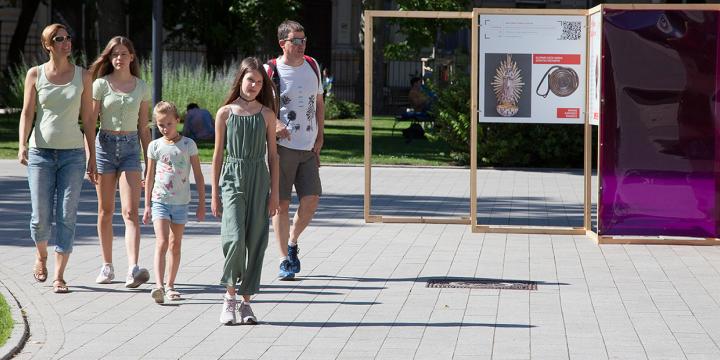 Család a múzeumban