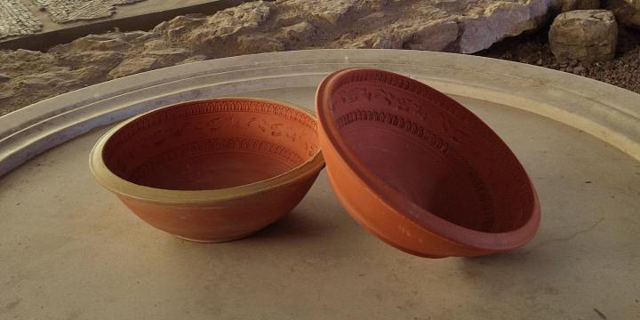 Terra sigillata tálak, háttérben mozaikkal