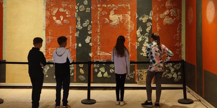 Látogatók a villa konyhájában