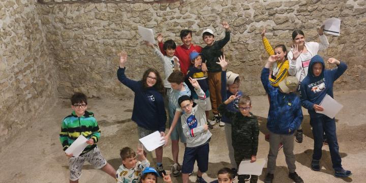 Jókedvű gyerekek a villa pincéjében