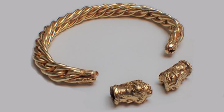 A zsennyei karkötő másolata