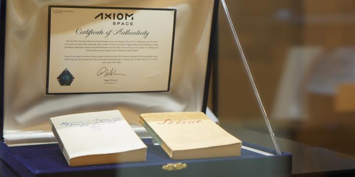 Űrben járt magyar relikviák a Magyar Nemzeti Múzeum Rotundájában