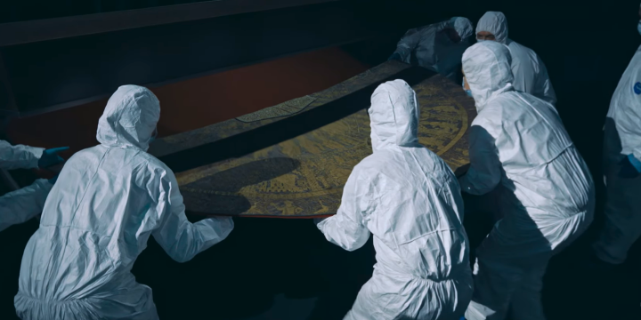 Különleges művelet a Nemzeti Múzeumban, kiemelték vitrinjéből a koronázási palástot