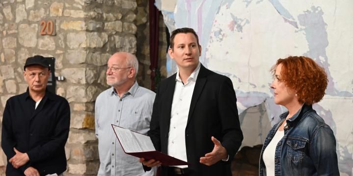 Zsigmond Gábor beszédet mond a Kentaur - Hasított plakátok kiállítás megnyitóján