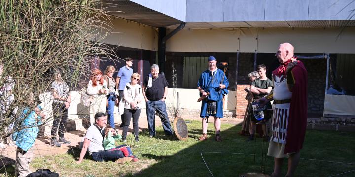 Cerilia szertartás a villa belső udvarán