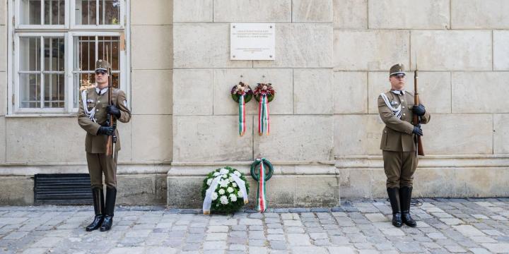 Ünnepélyes keretek között emlékeztünk meg az 1849-ben kivégzett két vértanúra, akik a Múzeumkertben vesztették életüket