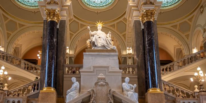 A Kúria Justitia-szobrának modellje: Szalay Lívia