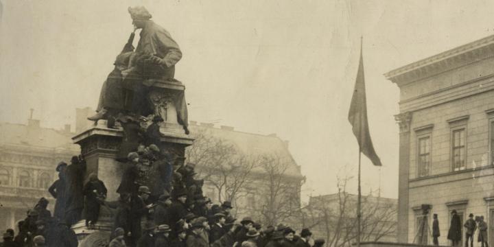 Emberpiramis Ady temetésén 3