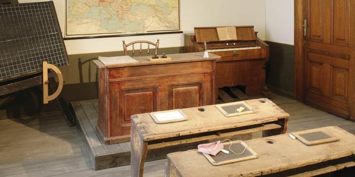 Népiskola-enteriőr. 