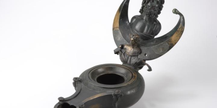 Jupiter mellképével díszített bronzmécses Mórról