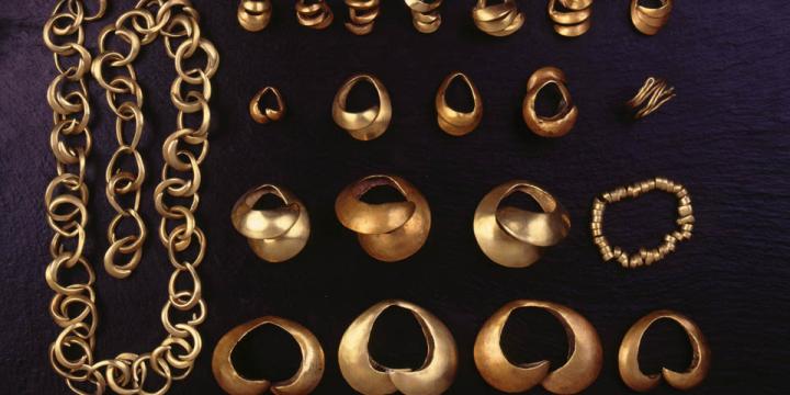 Arany hajkarikákból, arany gyöngyökből álló kincslelet 