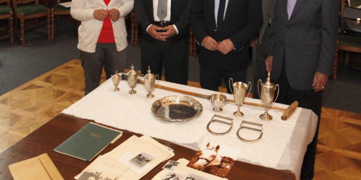 Az olimpiai ezüst dísztál mellett öt kupa, egy pólóütő, Kovács Dezső kengyele, fotók, nyomtatványok kerültek vissza Magyarországra. 