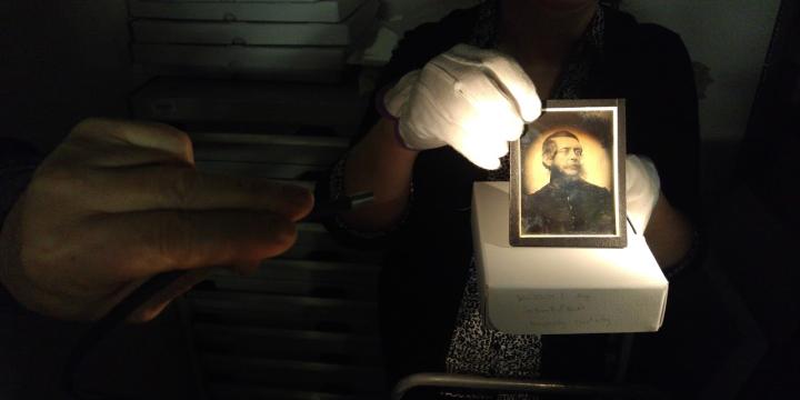 Kossuth dagerrotípia bemérése a kiállításhoz