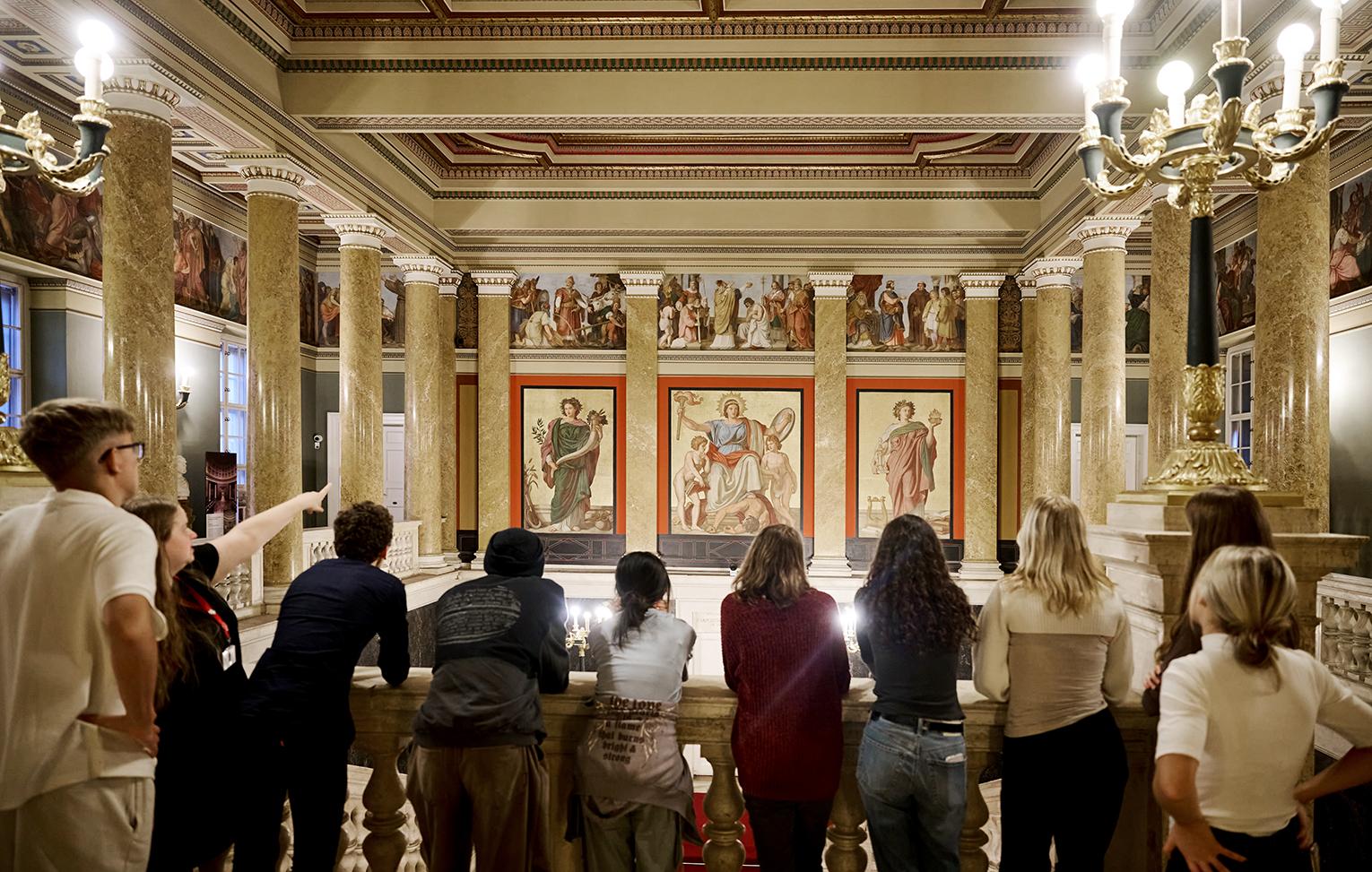 Iskolás csoport a múzeumban