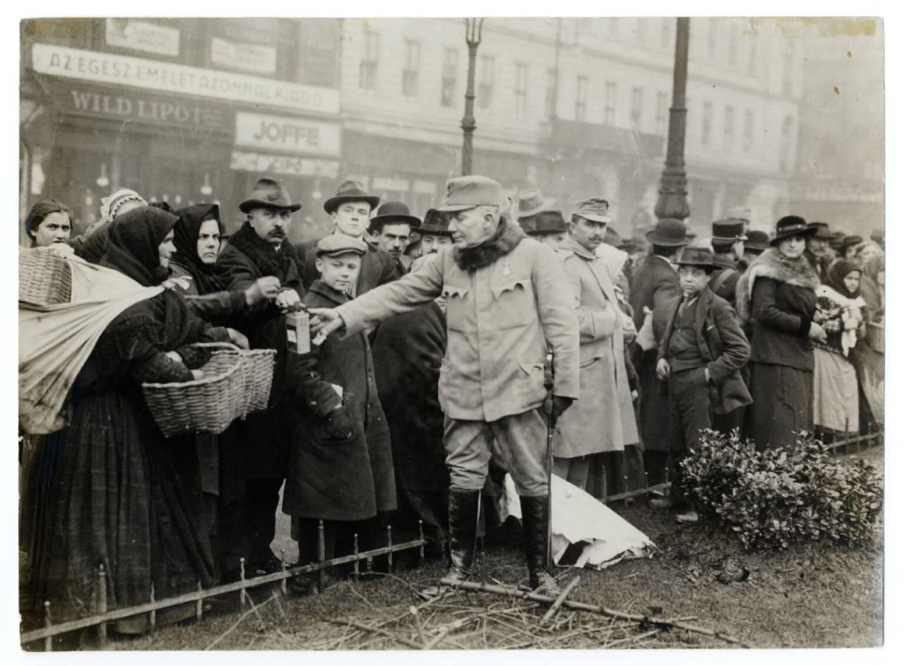 Gyűjtés a katonák karácsonyára, Budapest, 1915. Müllner János felvétele 