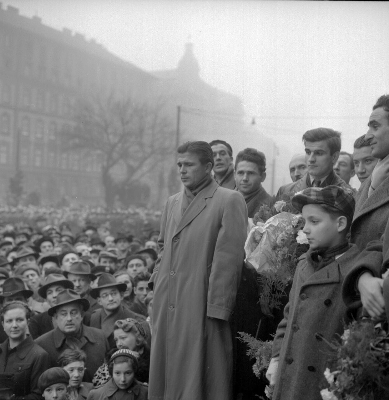 A Londonban győztes magyar labdarúgók (Aranycsapat) érkezése a Keleti pályaudvarra. Az előtérben Puskás Ferenc, Zakariás József, Kocsis Sándor, Budai II. László. Budapest, 1953. december 9. Makai Margit felvétele 