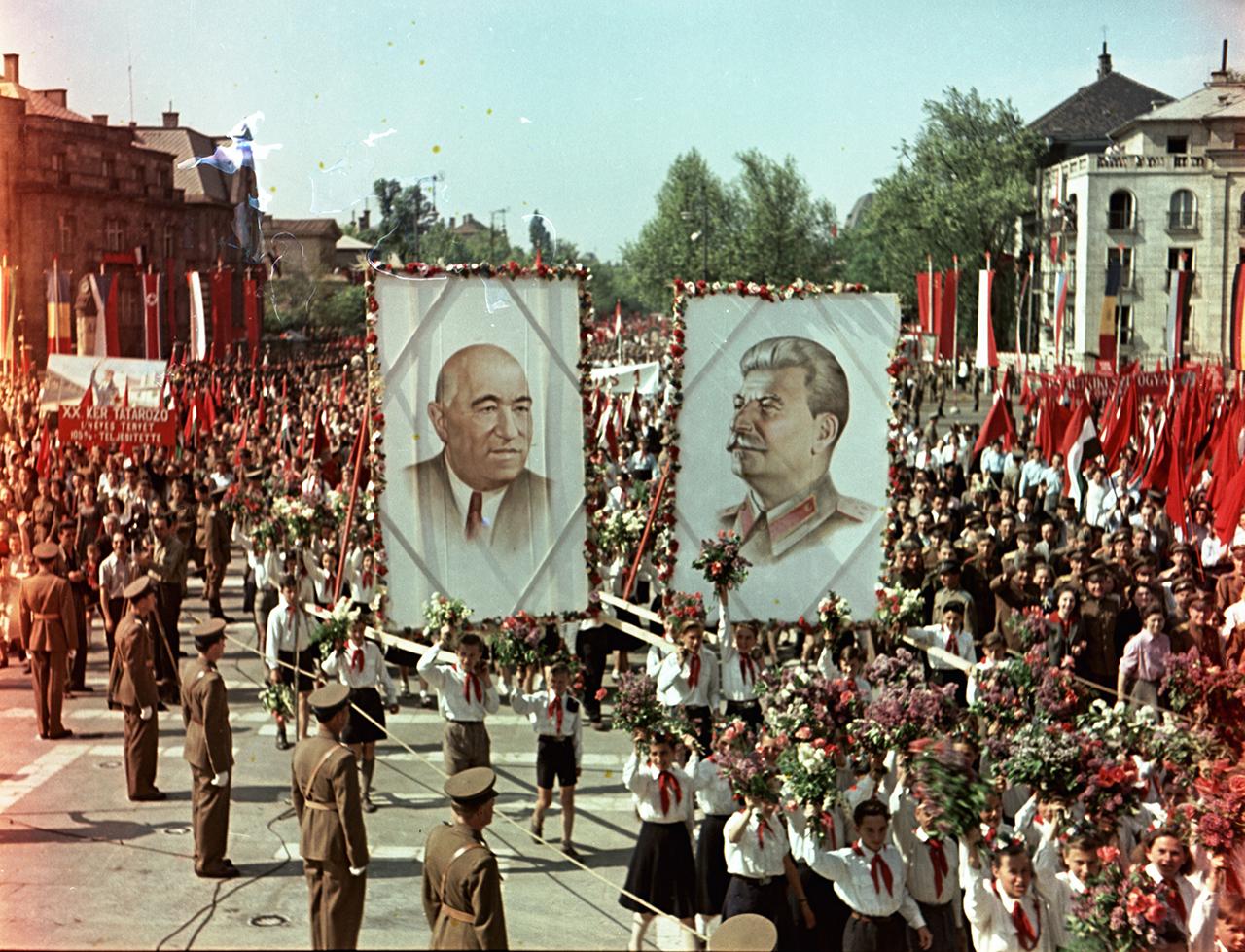 Rákosi Mátyás- és Sztálin-portrékkal felvonuló úttörők a Munka ünnepén a Hősök terén. Budapest, 1952. május 1. Ismeretlen fotóriporter felvétele 