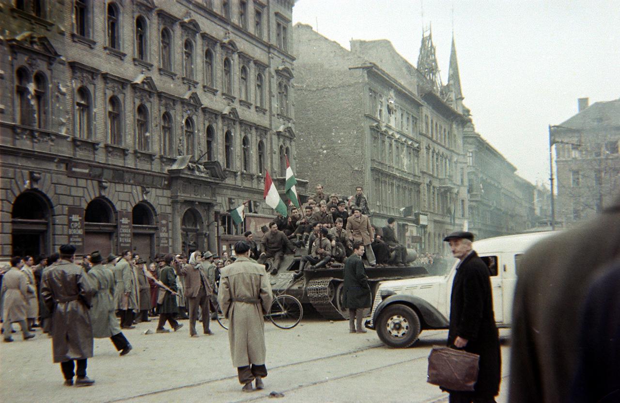 Felkelők nemzeti színű zászlókkal egy harckocsin a Baross utca és a József körút kereszteződésében. Budapest, 1956. október 24. Mészáros Lajos felvétele 