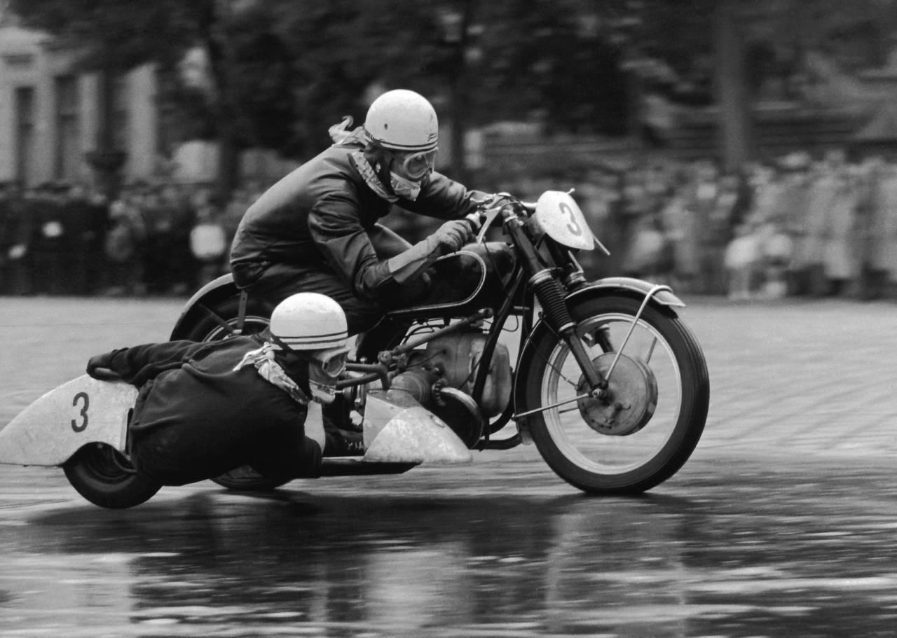 Oldalkocsis motorverseny a Városligetben, Budapest, 1958, Schwanner Endre felvétele 
