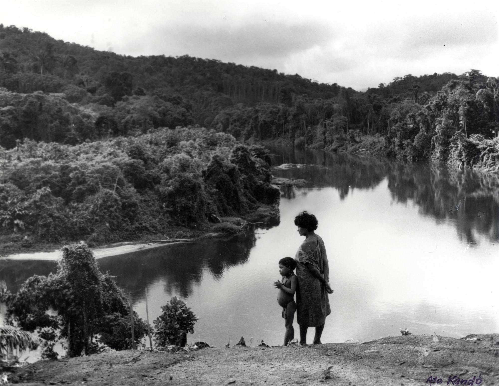 Yekuana nő, gyerekkel a folyóparton, Ata Kandó felvétele, Venezuela, 1961 