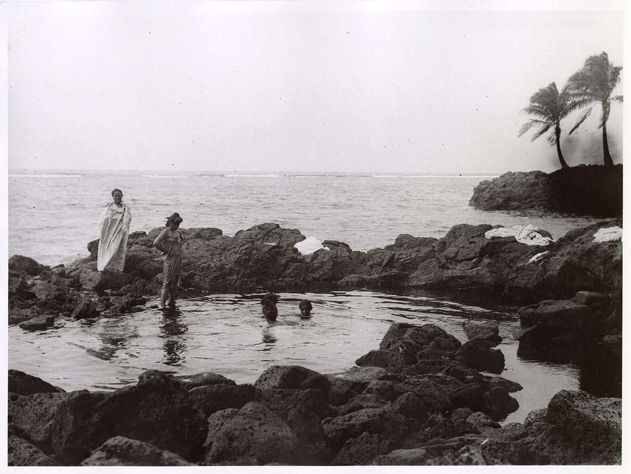 Fürdő a láva alól kibuggyanó vízben, Vojnich Oszkár felvétele, Szamoa, Savaiʻi sziget, 1907 