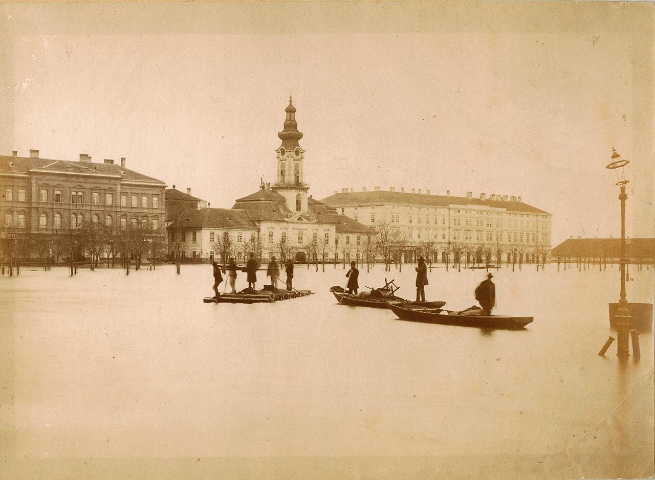 Csónakok, tutajok a szegedi Városház téren, az árvíz napjaiban. Szeged, 1879. Klösz György felvétele, albumin 