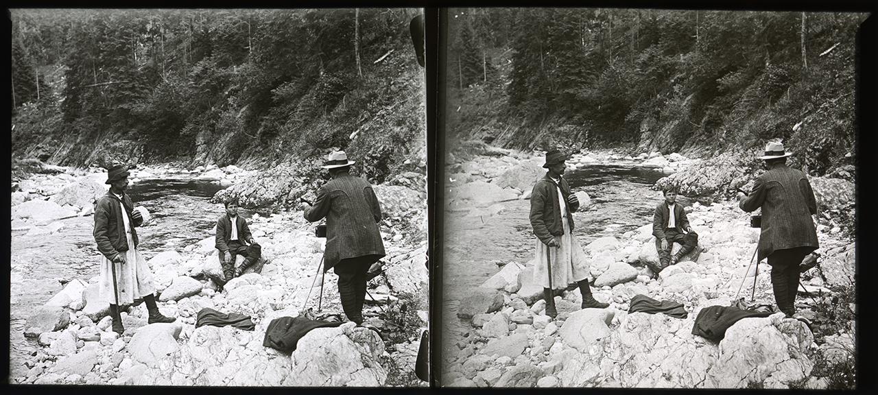 Parasztfiú fényképezése a Dregán-patak partján, Stein Gusztáv felvétele, Dregán-völgye, 1915 körül 