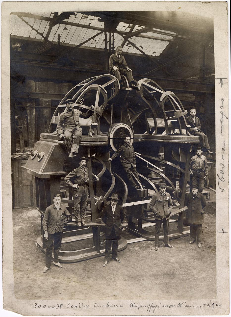 Háromezer lóerős turbina kipufogócsonkjának öntőmintája a Láng-gyárban. Budapest, 1910-es évek, ismeretlen fényképező, zselatinos ezüst 