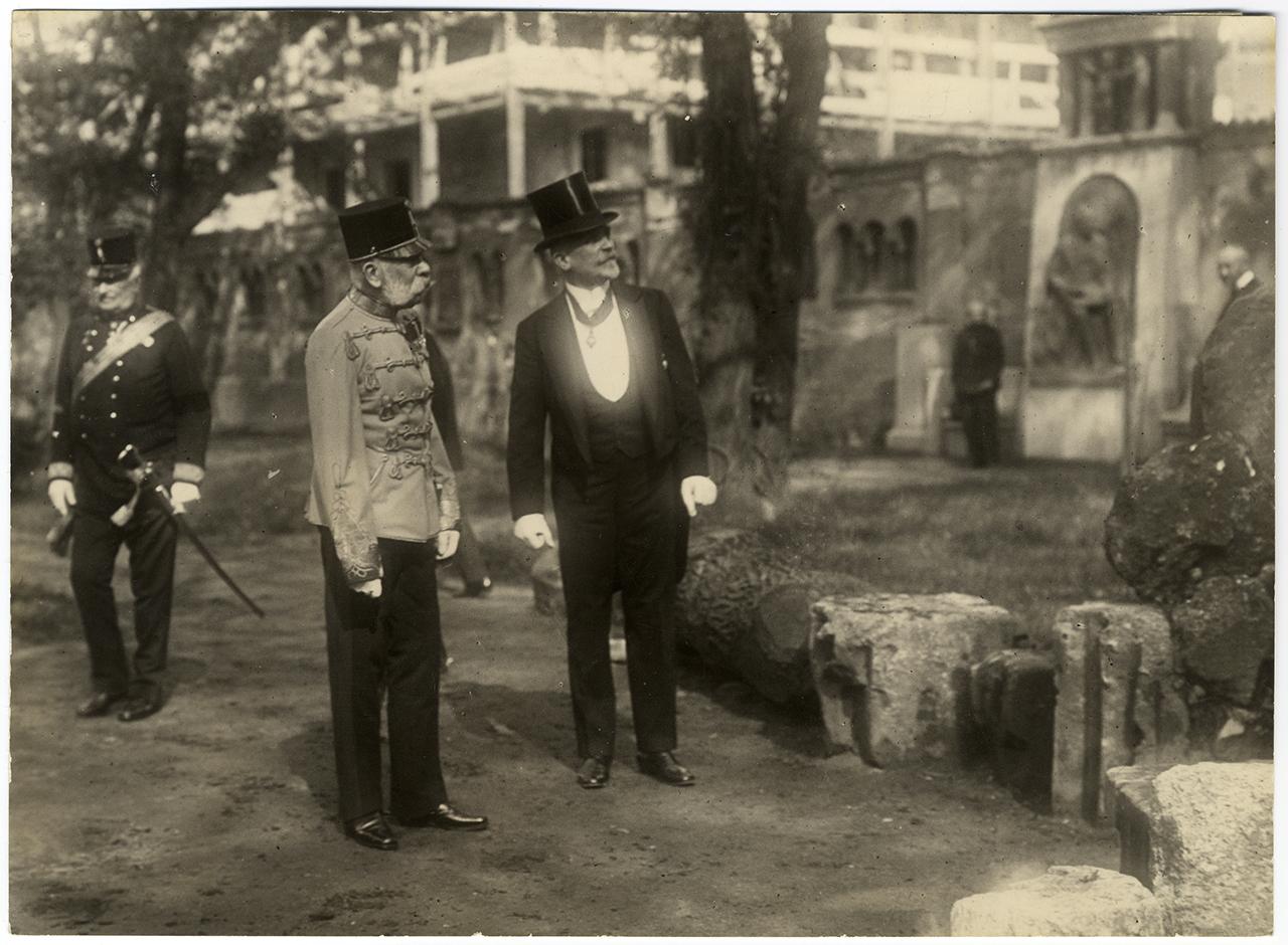 Ferenc József meglátogatja Strobl Alajos (1856-1926) szobrászt epreskerti műtermében. Budapest, 1908 körül. Kallós Oszkár felvétele 