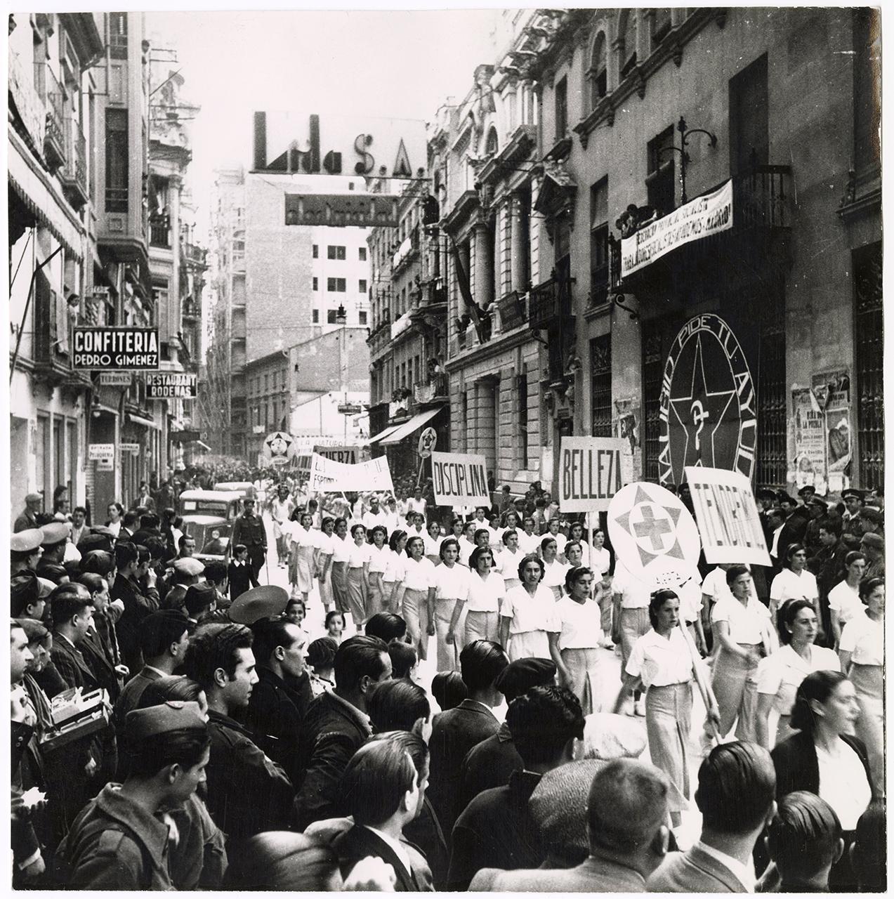 Ünnepi felvonulás a Nemzetközi Brigádok megalakulásának évfordulóján, Révai Dezső felvétele, Albacete, Spanyolország, 1937. október 