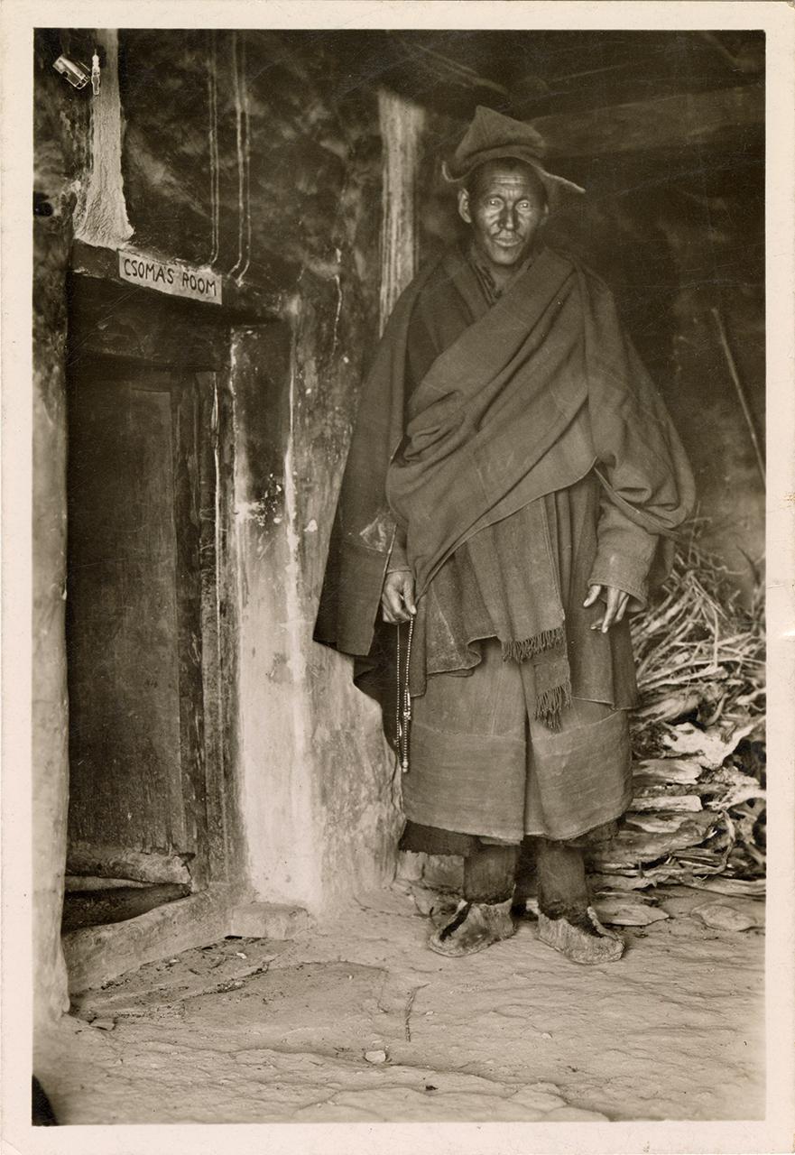 Csoma egykori cellájának ajtaja. A "Csoma's room" felírást Baktay Ervin faragta az ajtófélfába, Baktay Ervin felvétele, Zangla, India, 1928 