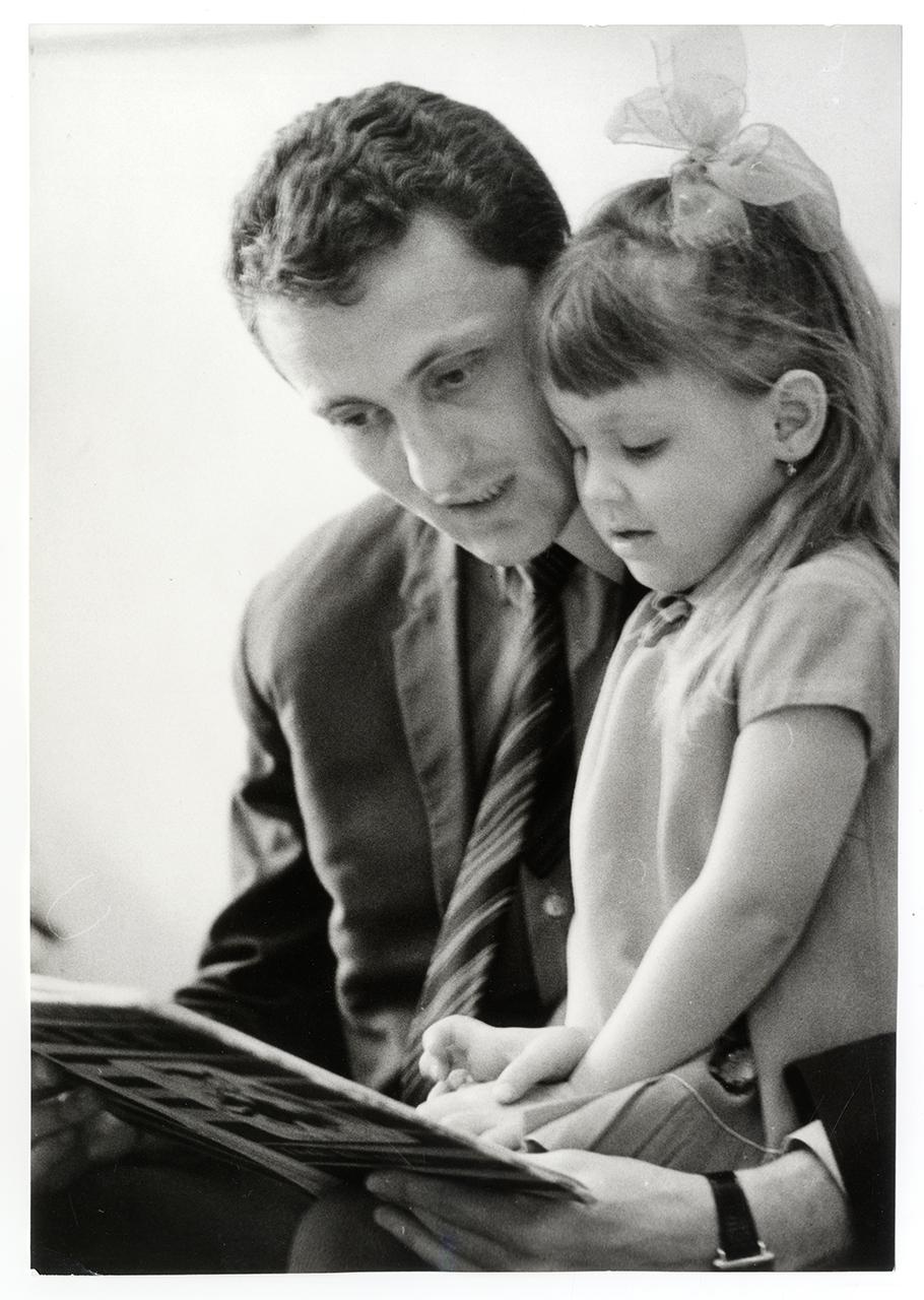 Albert Flórián válogatott labdarúgó és kislánya Sicc meséskönyvből olvasnak, Budapest, 1970 körül, Hemző Károly felvétele 