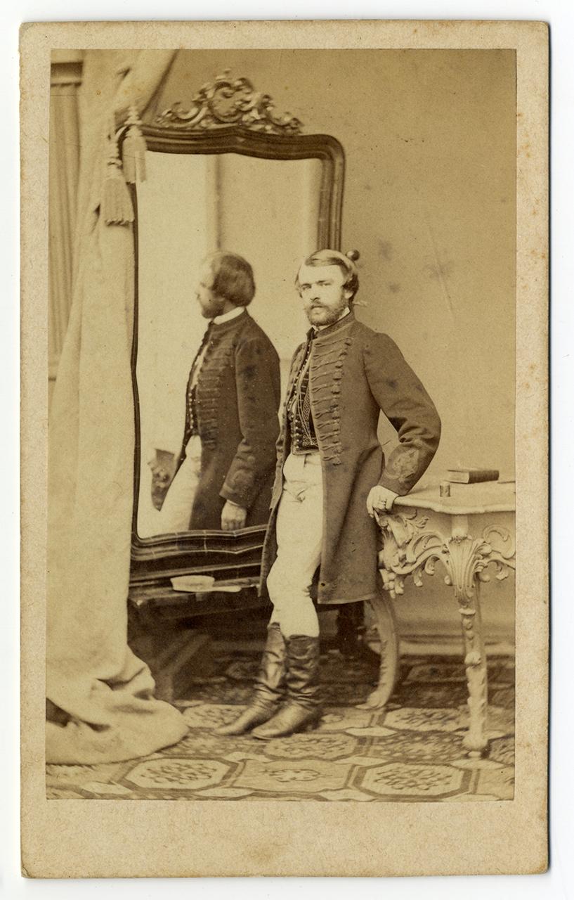 Ismeretlen férfi magyaros viseletben. Pest, 1862 körül. Tiedge János felvétele 
