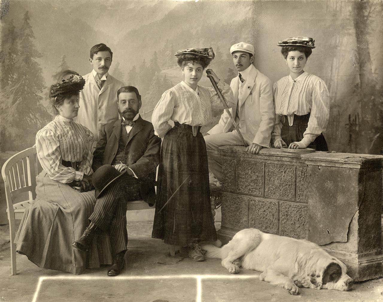 Nyaralók kutyával a fényképész műtermében. Borszék, 1906 