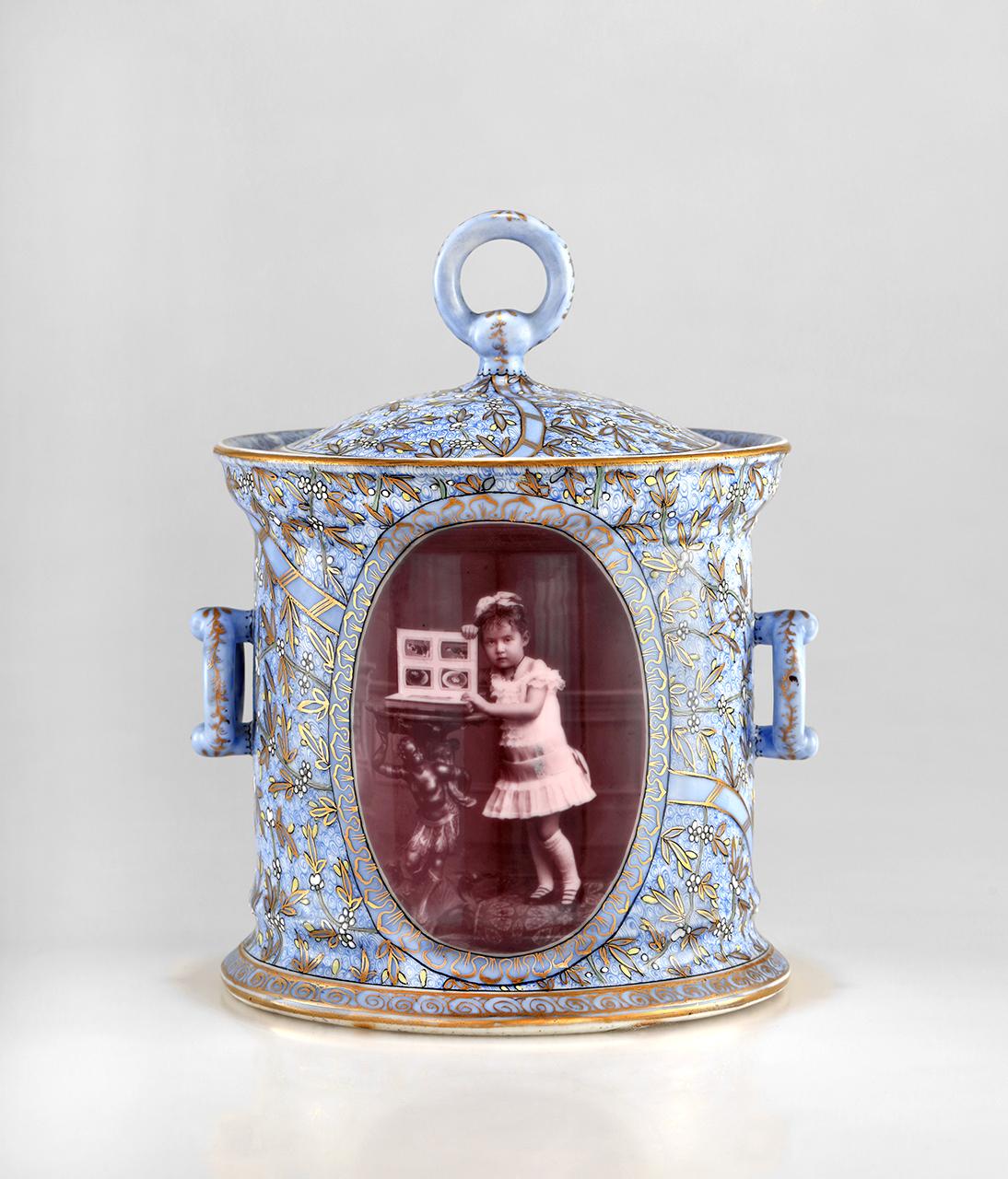 Fedeles dohánytartó, rajta két fénykép egy kislányról. Kolozsvár, 1874–1881. Veress Ferenc felvétele 