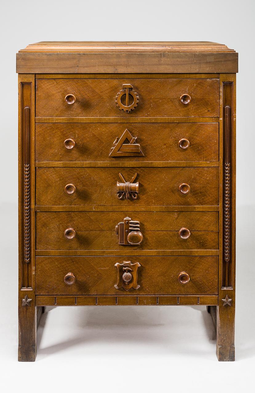 Szekrény a szakszervezetek emblémáival 