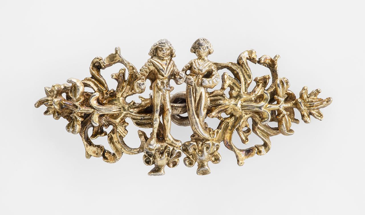 Aranyozott ezüst nő- és férfialakos kapocspár, 15. század, Budapest/Likava 