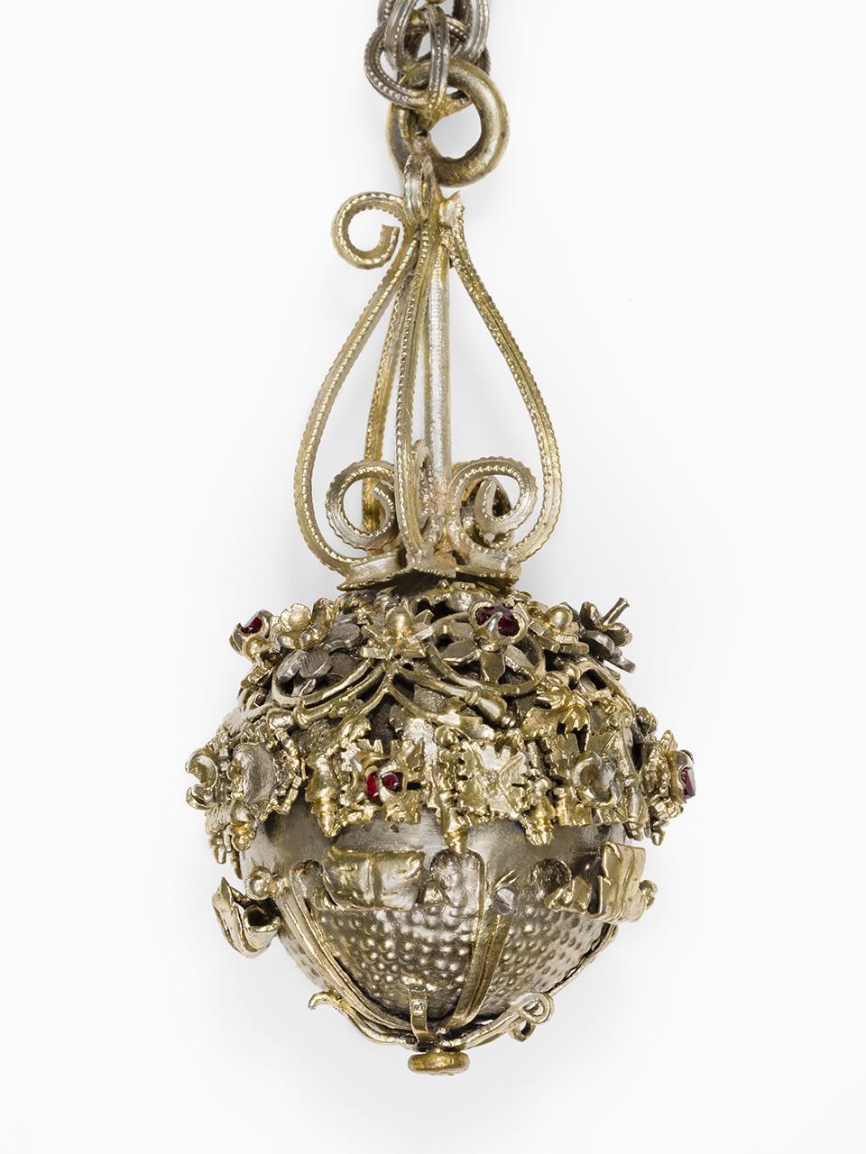 Aranyozott ezüstlánc, pézsmás csüngővel, 16. század  