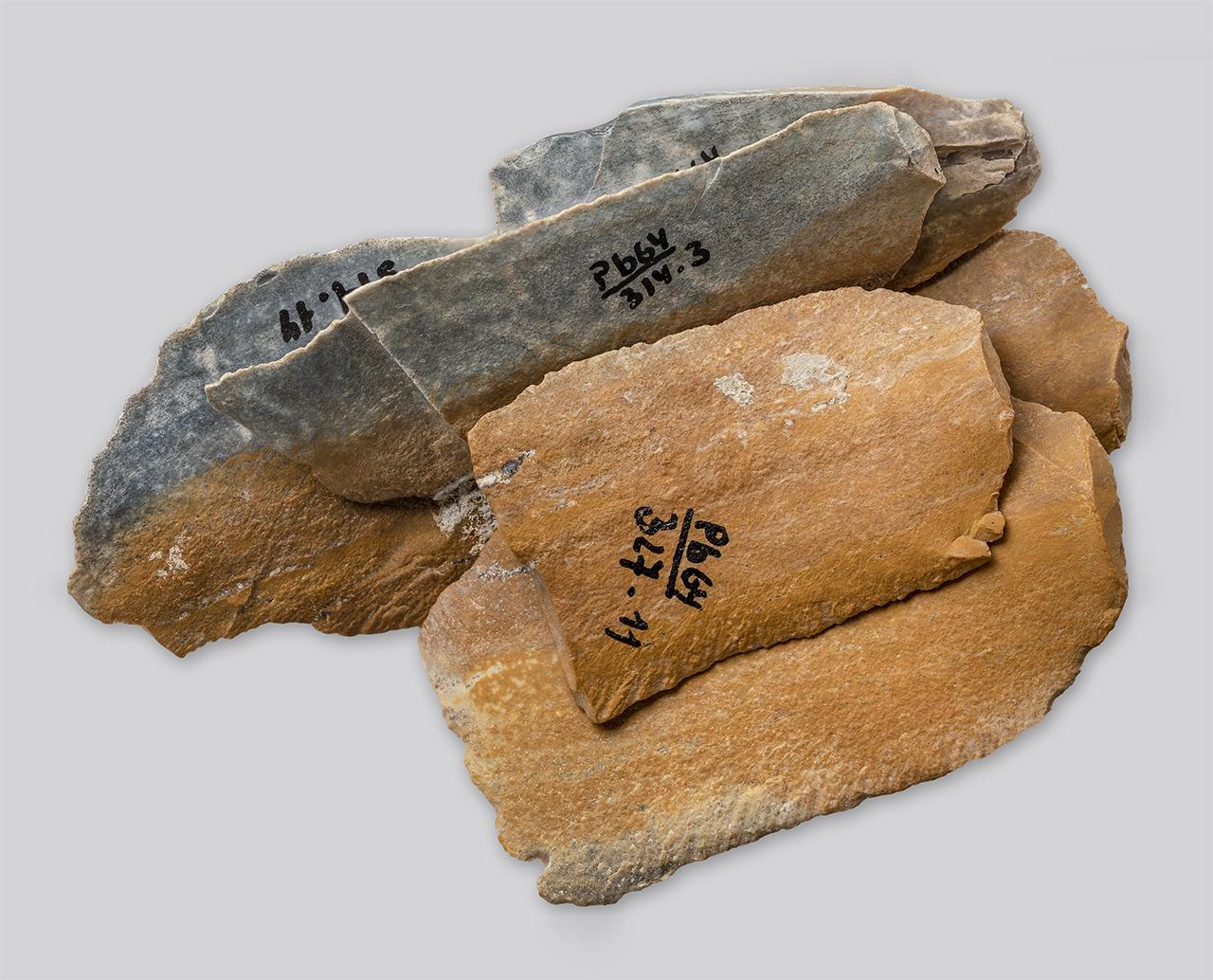 Pattintási sorrendjükbe visszaillesztett kőpengék  