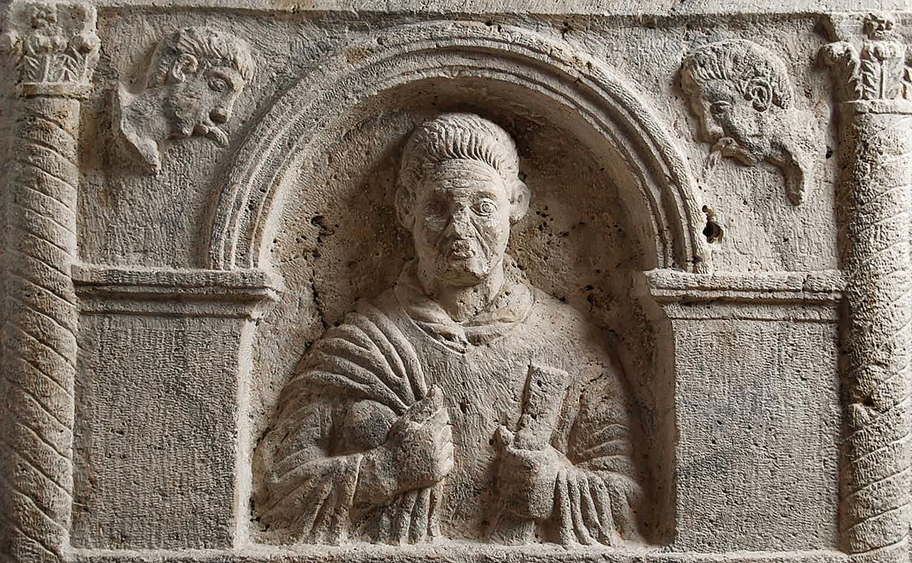 Sírsztélé mellképes mezője (Lapidarium Nr. 22.) 