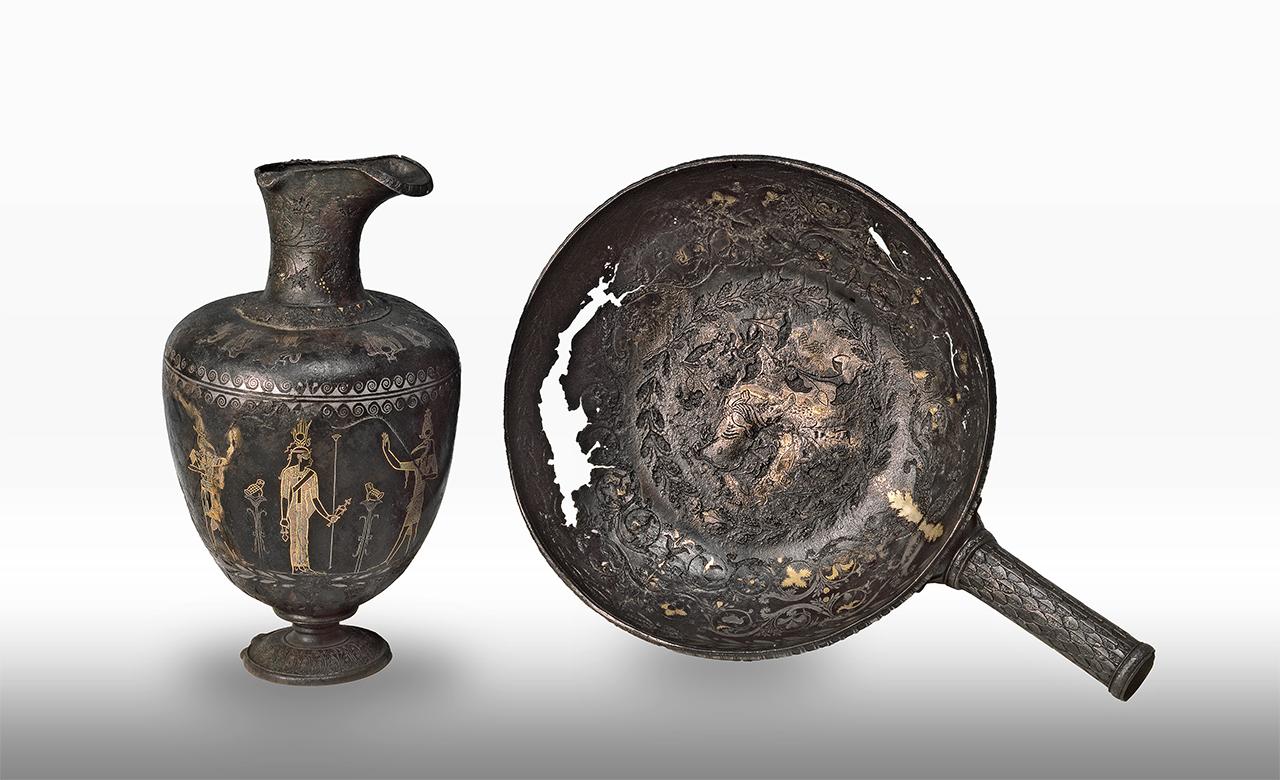 Egyiptomi istenekkel díszített kancsó és tál nílusi jelenettel Egyedről 