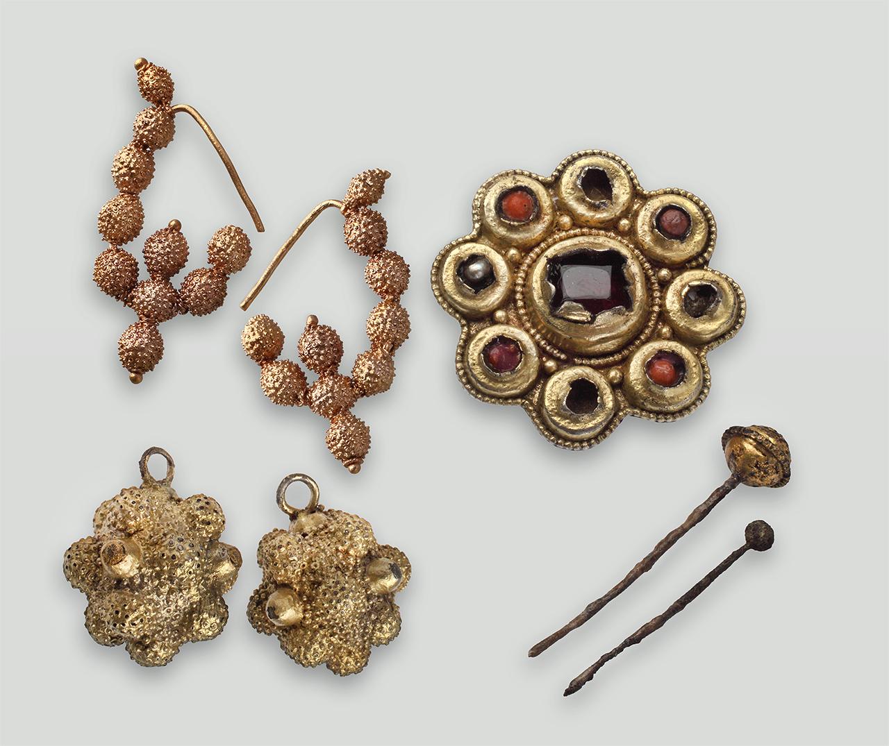 Előkelő kislány sírja: lemezgombok, korongfibula, fülbevalópár és hajtűk  