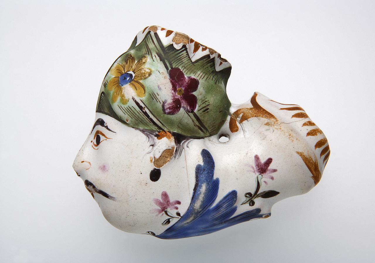 Turbános férfifej alakú fajanszpipa, Holics (?), 18. század vége 