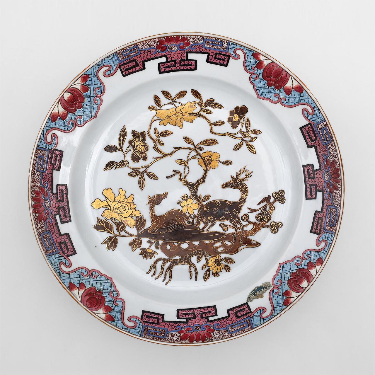 Tányér szarvaspáros dekorral 